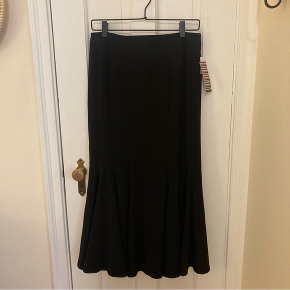 Black fitted midi-skirt with flared “trumpet” hemline - Picture 2 of 5